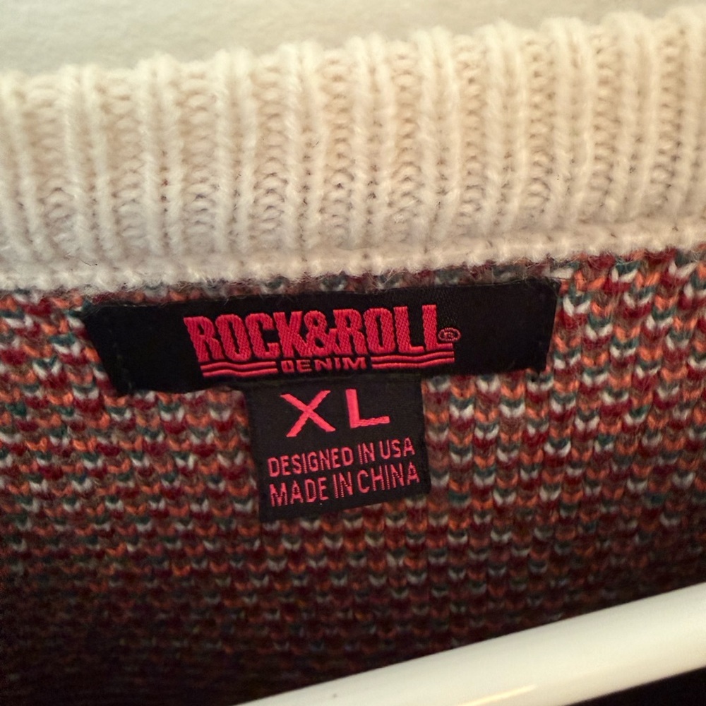 Geometric Patterned Crew Neck Sweater - Picture 2 of 4
